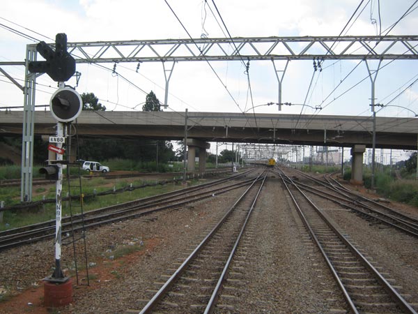 Waiting for a Metrorail set from Leralla to switch lines