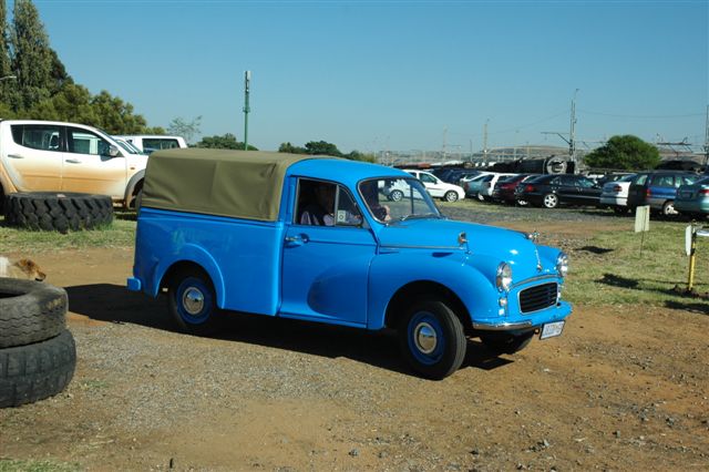 In the background, 15F 3094 pokes her head over the cars, to have a look at this beautiful Morris Minor arriving at the site.