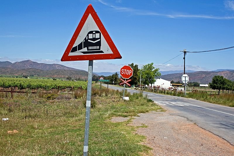21 kilometer away from Bonnievale is this railway crossing. In my back was the R60.
