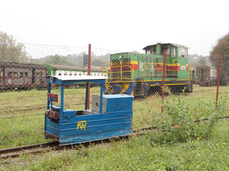 Big and small. Smartly turned out diesel shunter 4735 takes a break, while her petrol-driven sister stands in the foreground.