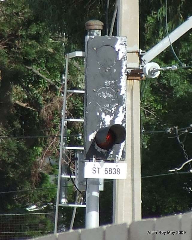 This signsl never changes its always RED, bu then there is no more track.