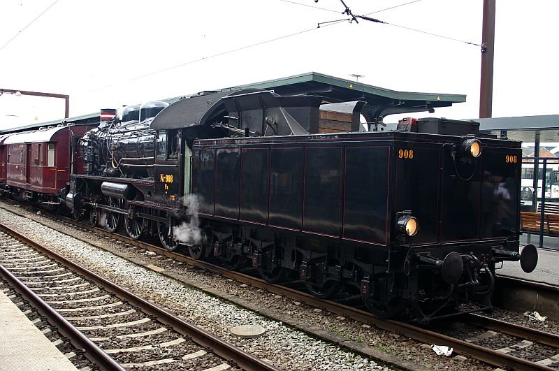 Steam engine No 908 at Odense station 1 - 19.08.2006.jpg