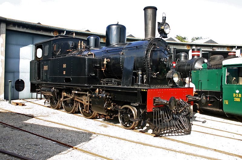 H.V. 3 stands in front of the depot of the Railway museum.