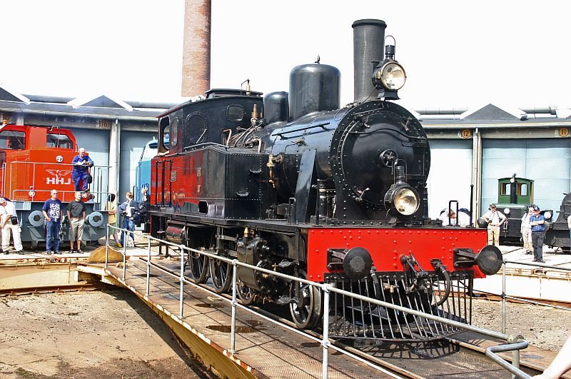 Slowly the steam engine shows all sides of her.