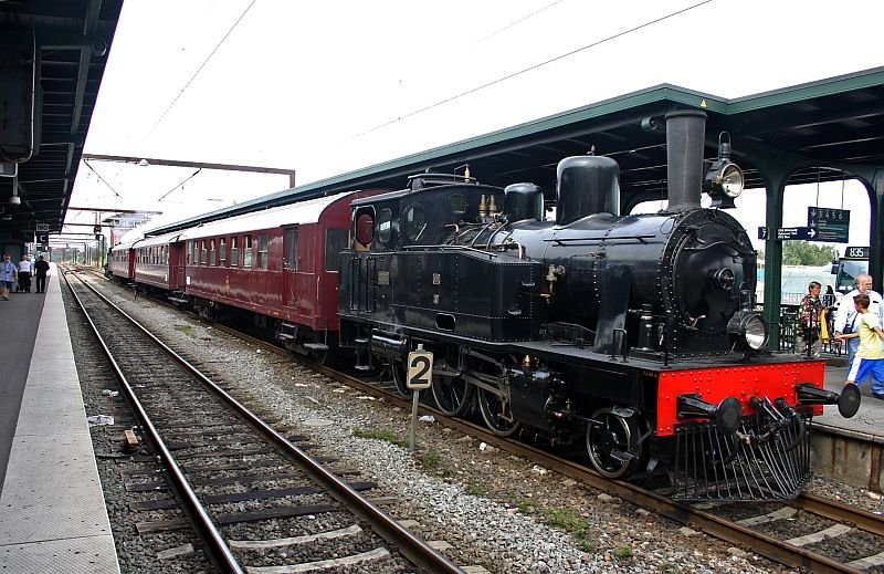 The whole special train at Odense station.