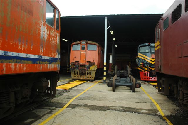 A range of colour schems tell the history of the rail system and the fate of the old class 5E1 electric locomotives. From the original Gulf red of SAR days, to the orange with blue and white striping similar to the old Republic flag, we go to the plain orange colour and finally the corporate colours of Rovos Rail. This green is similar to the original colour schemes of the electric in the early days. These electrics are now under the ownership of Rovos and will be used on the main line. The steam will only do the short runs to Centurion and Panpoort.