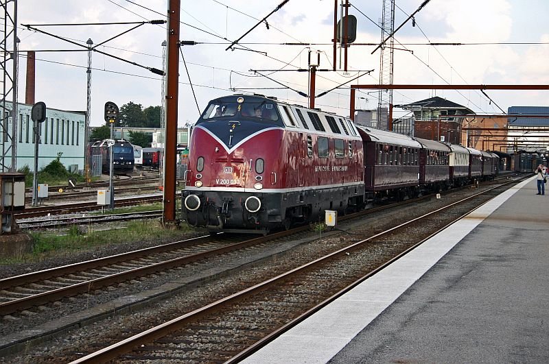 The V200 033 with the special train leave Odense.