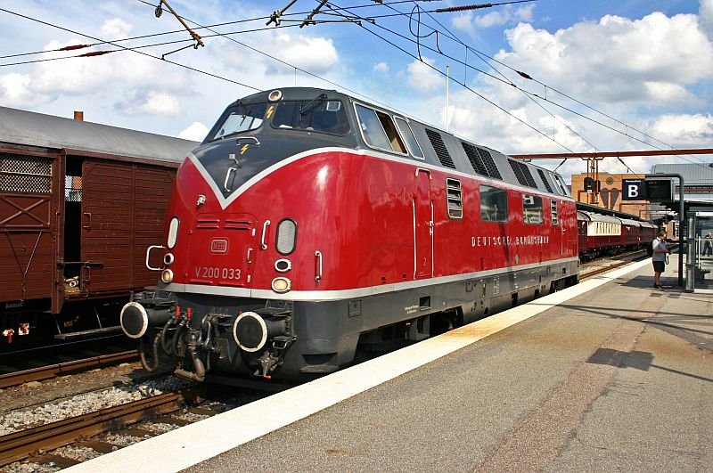 V200 033 at the station of Odense.