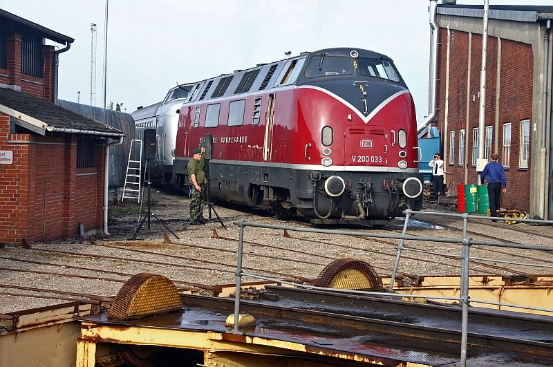 V200 033 in the depot of the railway museum of Odense. Behind her the Danish diesel railcar class MA.
