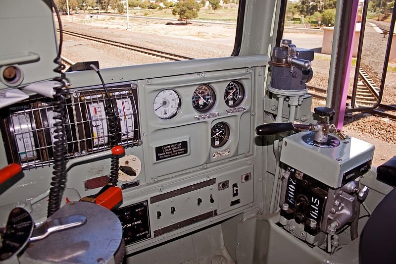 Thanks to the nice driver, who allowed me to take a photo of the inside of the driver's cab. E1464.