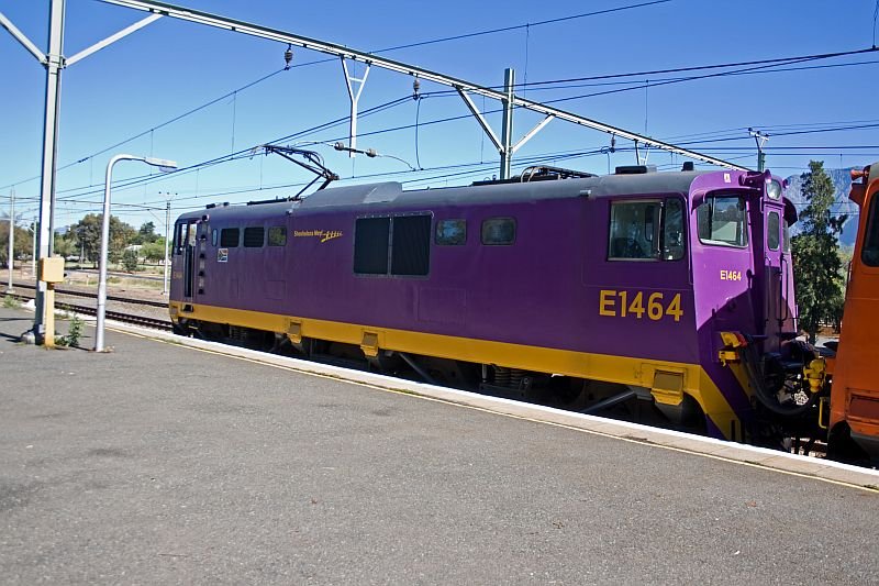The very clean loco E1464 is leading.