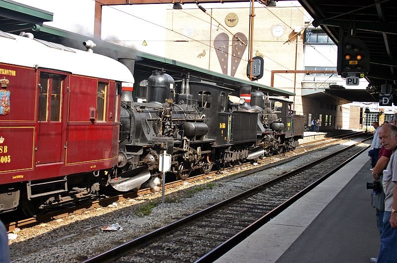 As the sun came out, here is a last view at the locos with the special train in Odense.