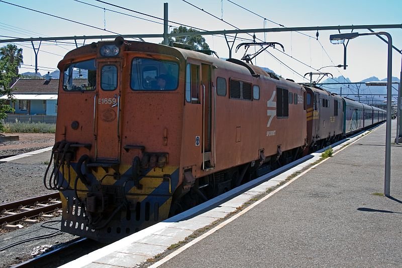 E1659 and a second 6E1 pull the Shosholoza Meyl.