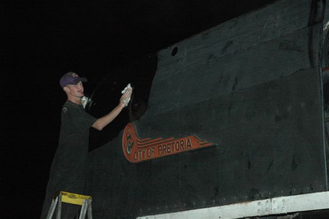 Our beloved "Spikkels" at work to give an oil and paraffin shine to the locomotive.