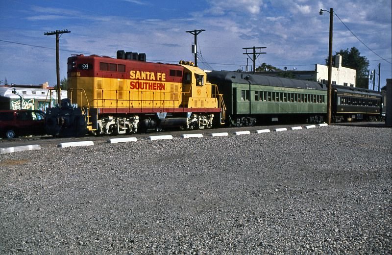 img072-1.jpg (120.29 KiB) Viewed 1815 times GP 16 No.93 with two coaches in the terminus Santa Fe.