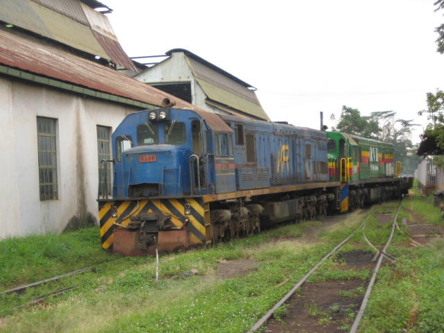 9308 hauls 9309 onto the through road next to the steam locos in Nairobi works