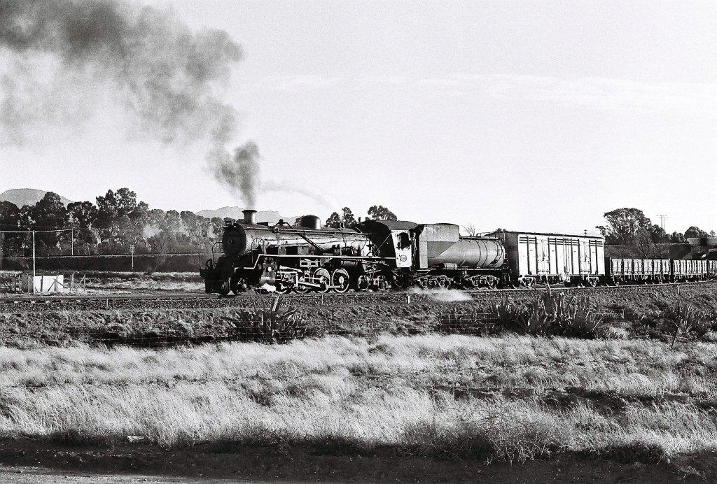 Not far out of Rosmead 3700 heads for Lootsberg