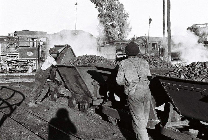 The coco pan coaling system at Rosmead depot. In the background class 19B number 1409 can be seen along with a sister. These locomotives loved the Lootsberg Pass. 1970's
