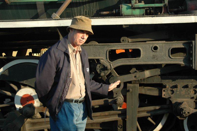 Instructor, Michiel Boshoff explaining how to centralise the valves on a locomotive. The new class of steam drivers are now in their final pages of the driver's locomotive book.