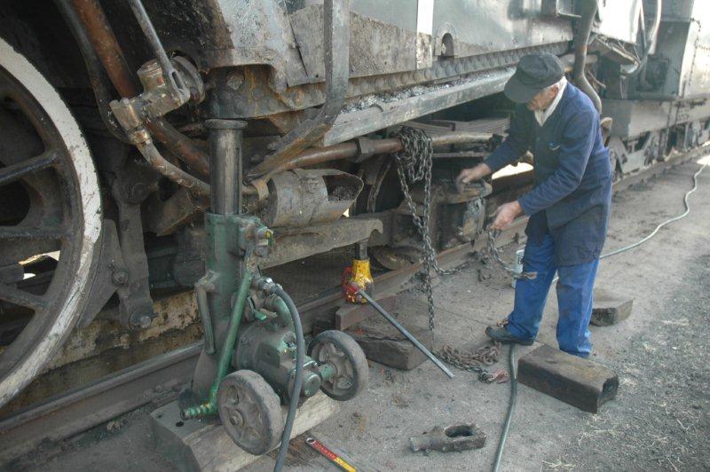 John Dadford has got the loco jacked up and a small budda jack under the compensating beam, so chains can be replaced.