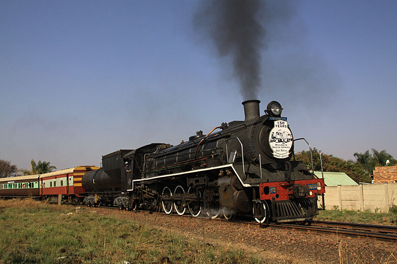 And blasting up the horseshoe bend into Rayton station.