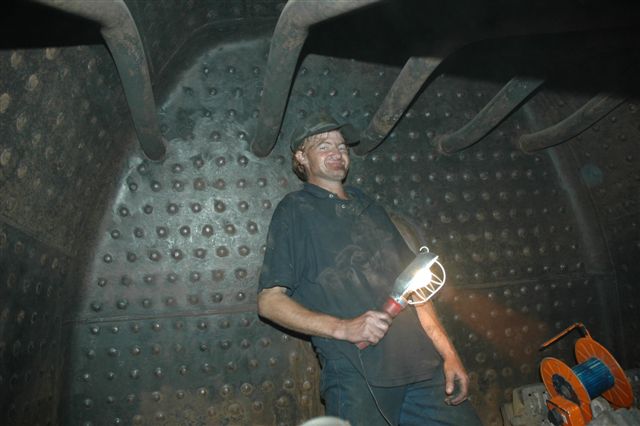 A 15F has a huge firebox. "Spikkels" holds the lead light while work on removing the firebars continues.