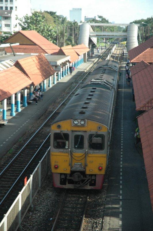 Three car suburban set heading to Bangkok. 24/10/2010
