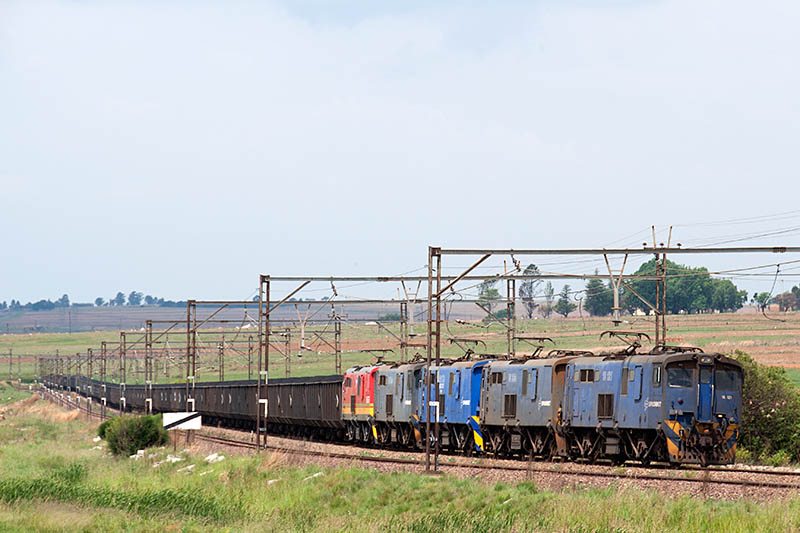 18Es climbing up to Argent on heavy coal drag