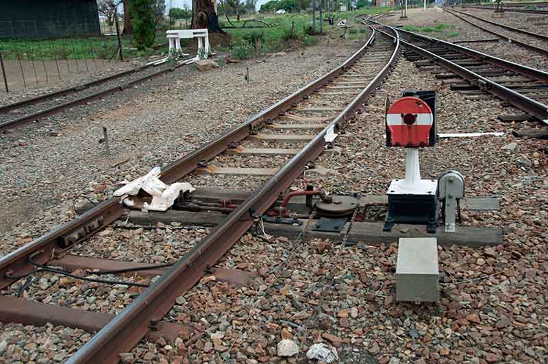 Derailer with shunt signal