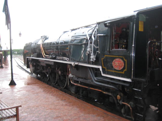 Rovos Rail's 3533 stands in the rain, ready for an evening dinner run on 11th