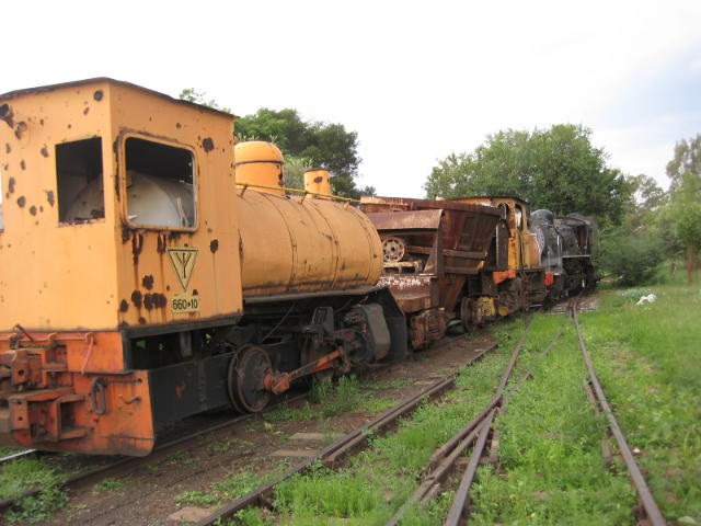 As part of the shunt, the two fireless locos and the molten steel ladle had to be moved. Here we see them standing with 3664 at the eastern end of the site