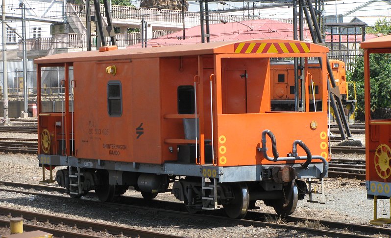 A nifty shunters wagon... all it needs are deckchairs