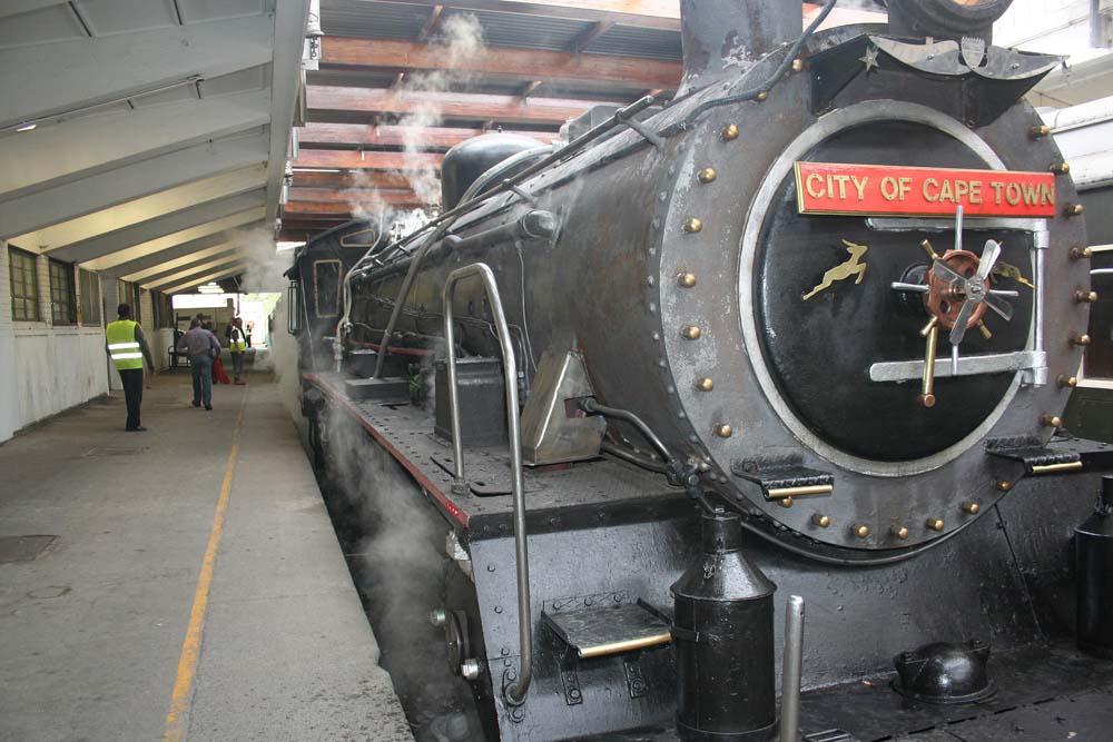 After the first loop 3655 goes head first into the stop block. A rare sight