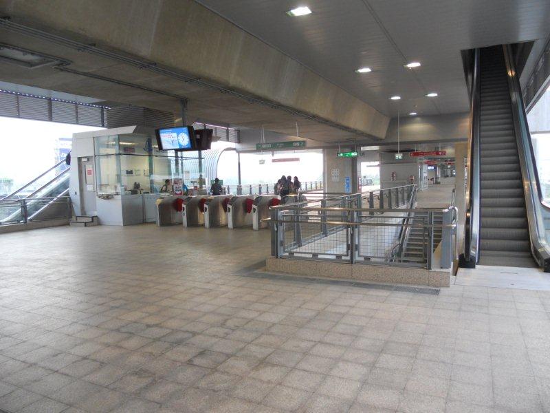 The turnstiles at the exit. Here one gets rid of the small disc obtained earlier. So nice and clean.