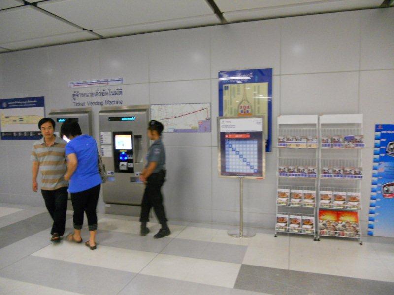 The ticket booth at the Suvarnabhumi airport where passengers can get the high speed Airport Link or all stops City Link sets to the city centre. This is the Gautrain of the East.