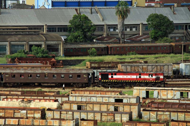 The first afternoon arrival from Ressano Garcia cruises into the station, as viewd fron the top deck of the Sinfonia with drink in hand...