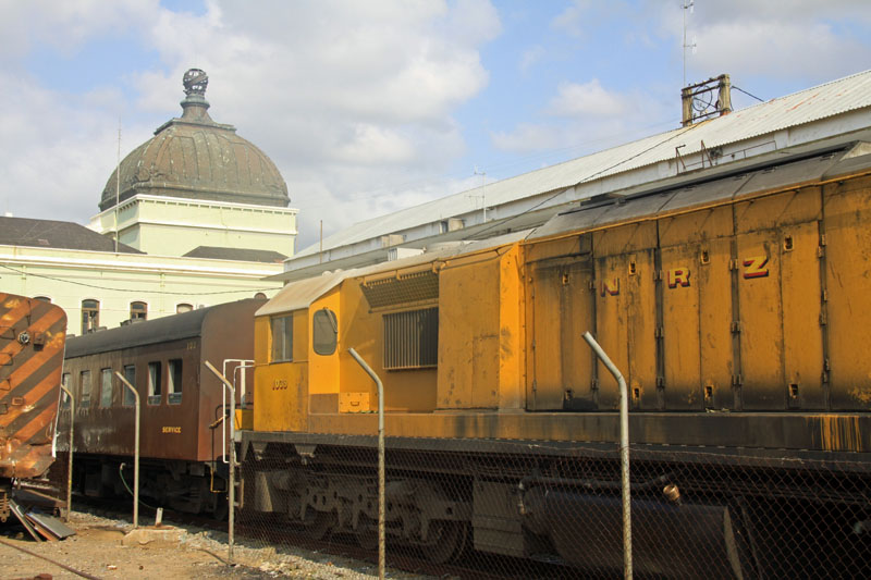 Now what was an NRZ 10A diesel and caboose doing in Maputo when they could be of use back at home? The staff seemed to think that this was an NRZ delegation that had popped across for a holiday, to look around and shop and little!