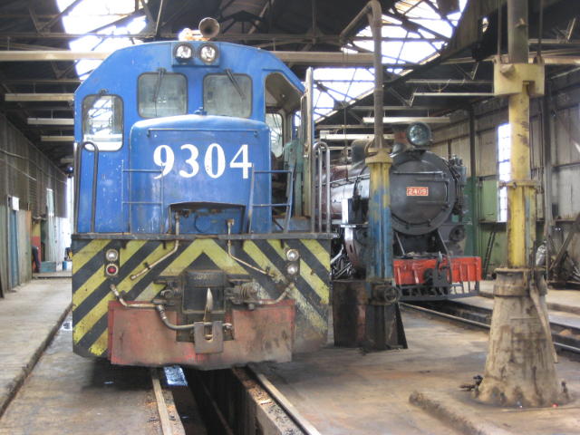 Shop 006 is such a nice shed (especially now that we've cleaned out the inspection pits) that diesels seem to like to come and stand there. Today's interloper is 9304, sharing the shed with 2409