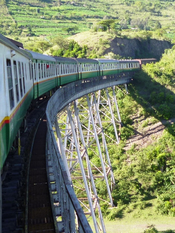 110526Th-P1000628-Kisumu_line-bridge-powervan-RSmith.jpg