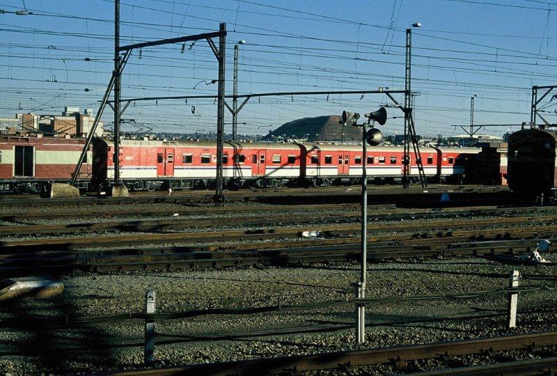 Noted at the yards in Braamfontein, was this experimental colour scheme for the Metro sets.