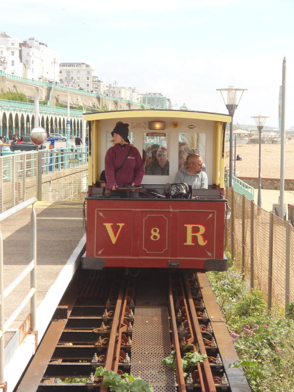 The train pulls in to Aquarium Station