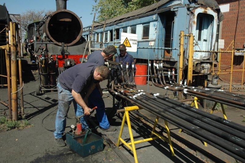 Elements that have been ultrasonic tested, are now being hydraulicly tested. Gabor and Steve tackle this damp task with Spikkles assisting.