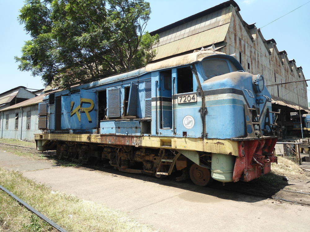 Dead diesel 7204 was not hauled out, as it doesn't have a coupler on this end, just pushed along a bit