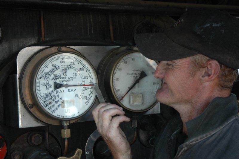 Spikkels looks at the pressure on the gauge. The hydraulic testing is always way over the normal working pressure of the locomotive, for safety testing reasons. The pressure must hold for at least 30 minutes, to satisfy the boiler inspector, before she will be passed for service.