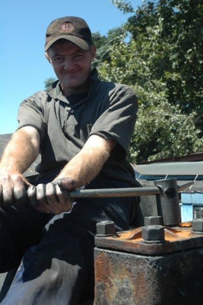 Spikkels puts the final torque on the nuts and the covers are on. Next step is to fill the boiler with water and start the pressure pump.