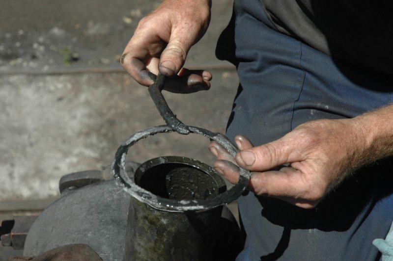 The fibre gasket must first be smeared with an oily graphite mixture prior to the regulator valves covers being replaced.