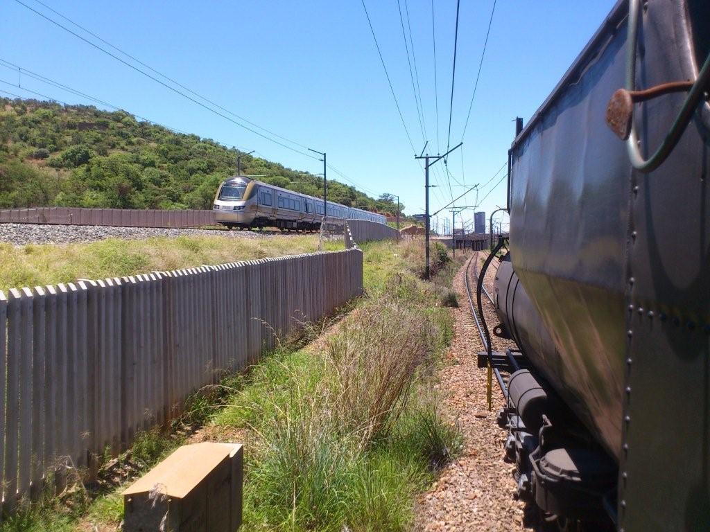 25.11.2011  standard gauge  Electrostar overtaking...S of Pretoria019.jpg
