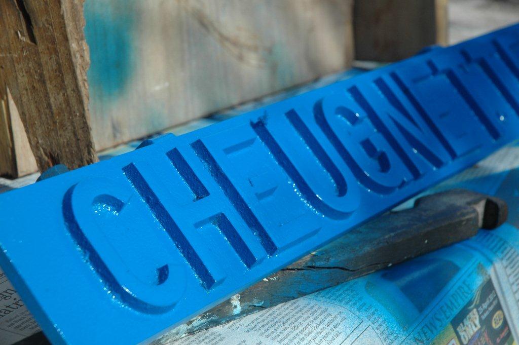 CHEUGNETTE is now completely sprayed with paint from a spray can. Electric Blue, in this case. When the paint is properly dried, it will be carefully removed from the lettering.
