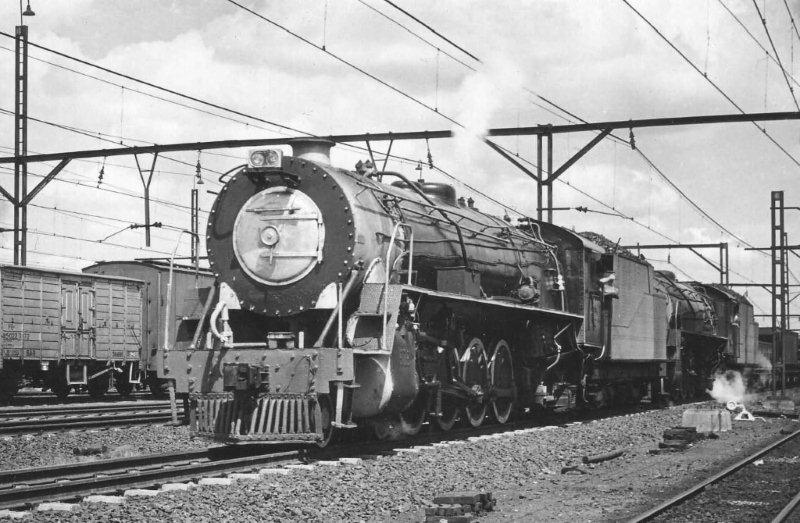 Witbank yard and two high stepping locos are getting ready to depart for Pretoria. The first loco is a class 15CA whilst the second is a 15CB. Not much visual difference can be seen here, but there was. The CB's were withdrawn from here soon after and some ended up at Millsite.