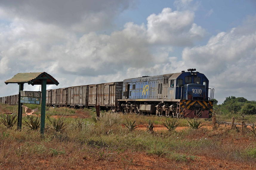9310 passing Tsavo East game reserve with Nairobi-bound freight